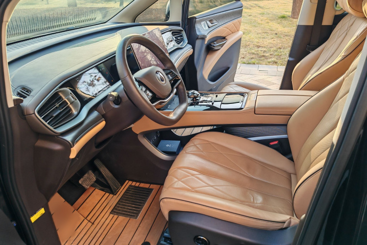 腾势D9 2024款 DM-i 980 四驱尊贵型中控内饰7009