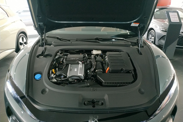 比亚迪 汉L 2025款 DM-p 四驱激光雷达旗舰型机舱底盘24