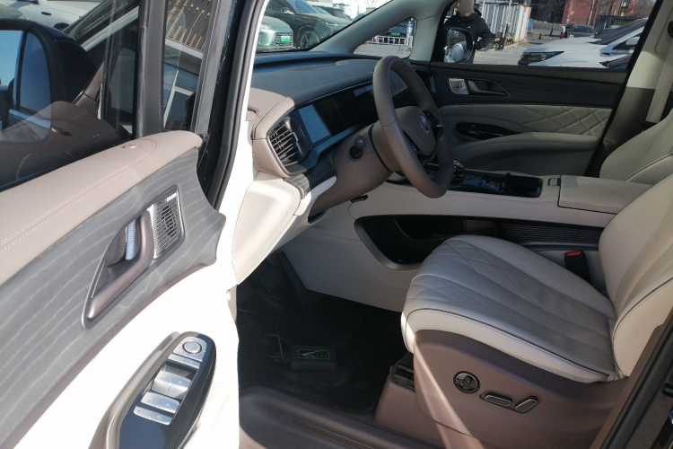 腾势D9 2022款 DM-i 970 四驱旗舰型中控内饰20