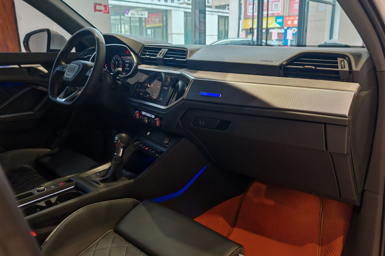奥迪Q3 2025款 quattro 45周年典藏版 35TFSI 时尚动感型中控内饰7005