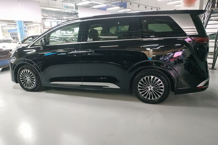 腾势D9 2023款 DM-i 965 尊享型车身外观4