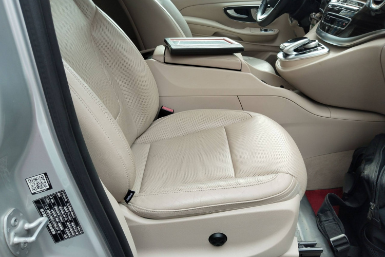 奔驰V级 2017款 V 260 领航版中控内饰41