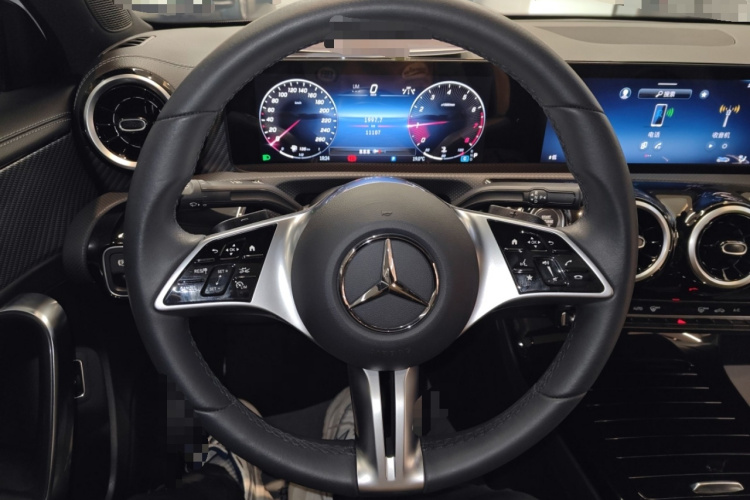 奔驰A级 2023款 A 200 L 动感型中控内饰13