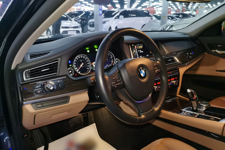宝马7系 2014款 730Li 臻享型中控内饰12