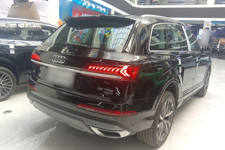 奥迪Q7 2022款 55 TFSI quattro S line运动型车身外观7