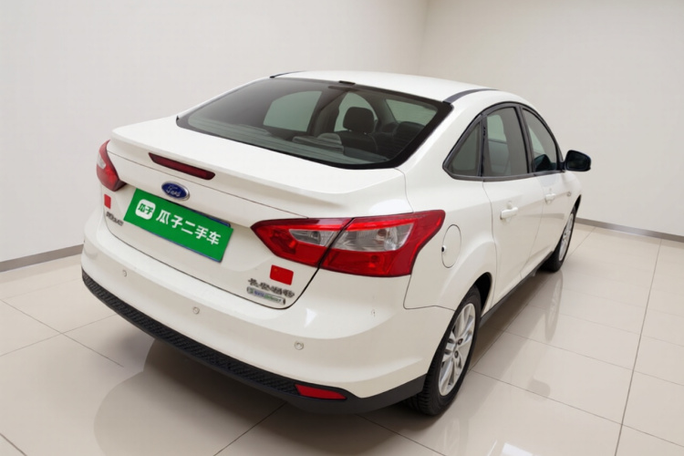 福特 福克斯 2012款 三厢 1.6L 手动舒适型车身外观7