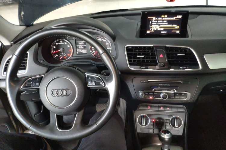 奥迪Q3 2018款 30周年年型 30 TFSI 时尚型中控内饰12