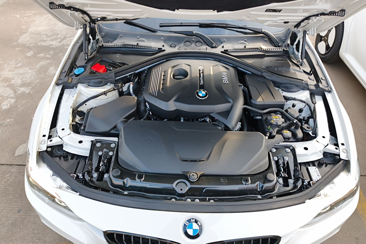 宝马3系 2019款 320i M运动曜夜版机舱底盘24