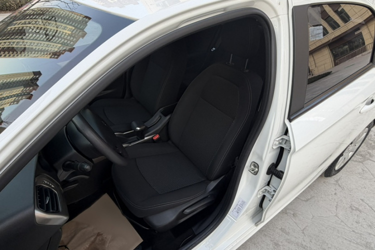 标致301 2017款 1.6L 自动舒适版中控内饰7003