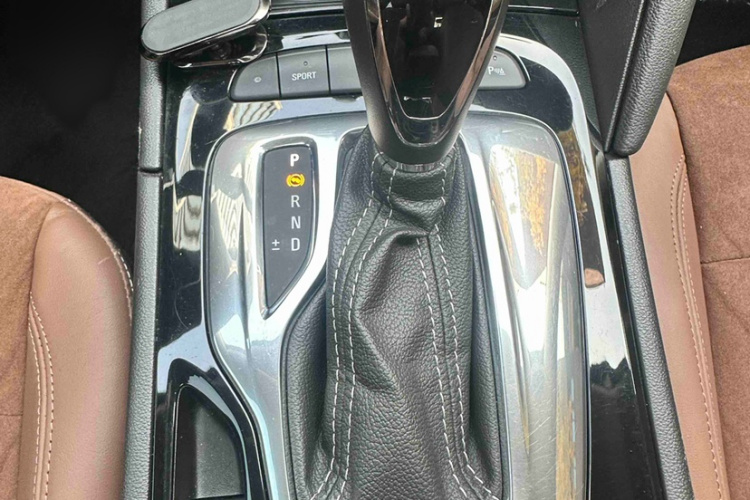 别克 君威 2019款 20T 豪华型 国VI中控内饰7002