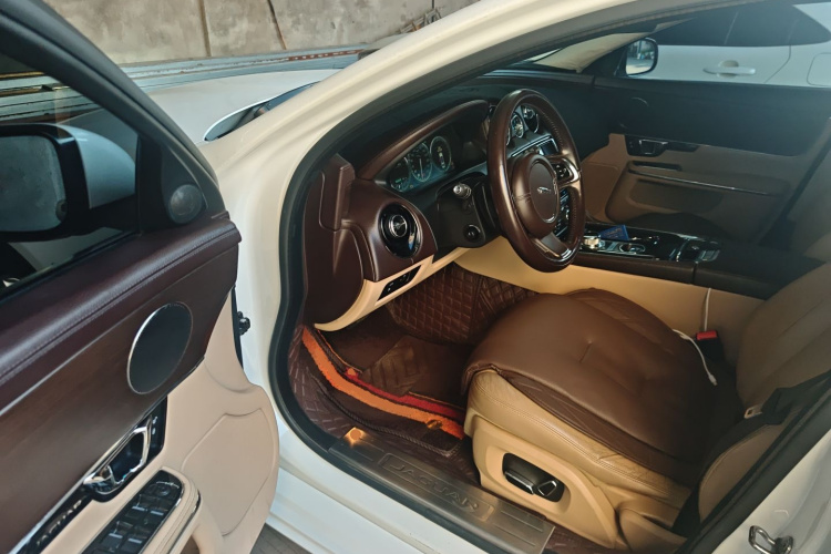 捷豹XJ 2014款 XJL 2.0T 两驱典雅商务版中控内饰20