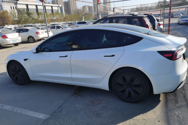 特斯拉 Model 3 2023款 长续航全轮驱动版车身外观4