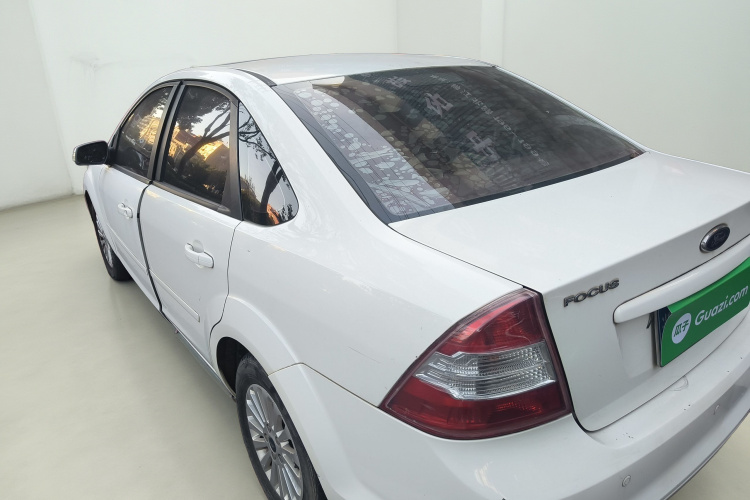 福特 福克斯 2013款 三厢经典 1.8L 自动时尚型车身外观5