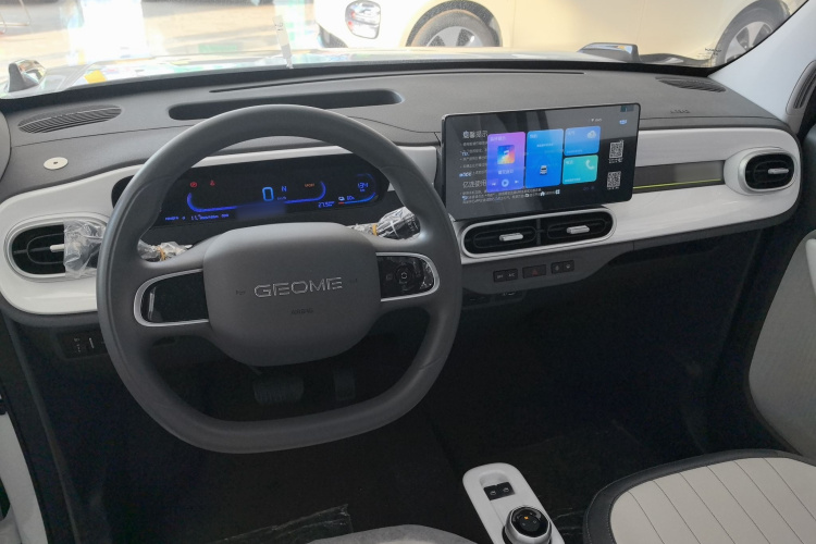 吉利银河 2025款 210km 熊猫卡丁中控内饰7003