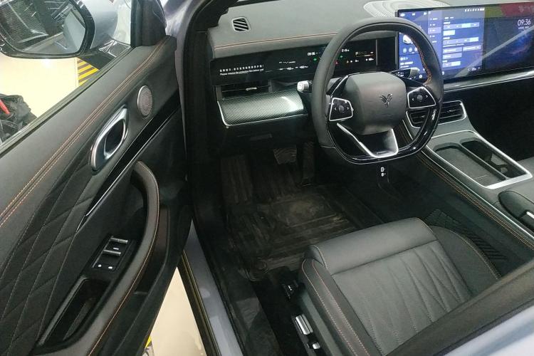 哪吒汽车 哪吒L 2024款 增程 310 闪充红衣版中控内饰20