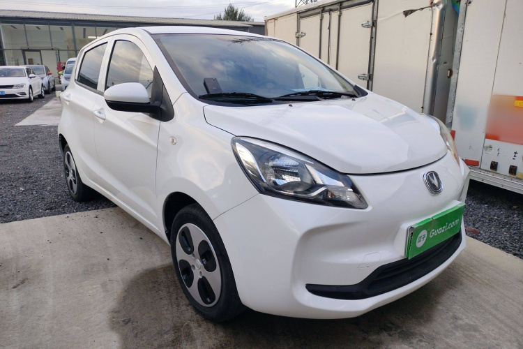 长安欧尚 奔奔E-Star 2021款 国民版 心怡版（快充版）磷酸铁锂（31.18kWh）车身外观3