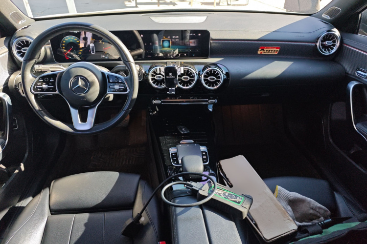 奔驰A级 2019款 A 200 L中控内饰12