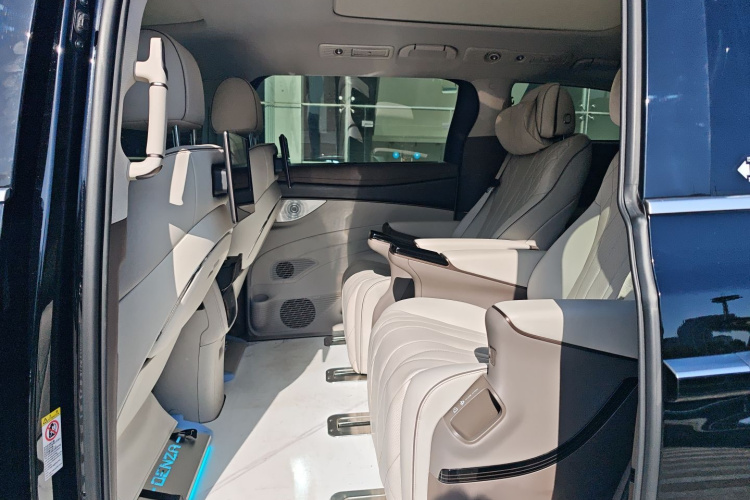 腾势D9 2022款 DM-i 970 四驱尊荣型中控内饰7004