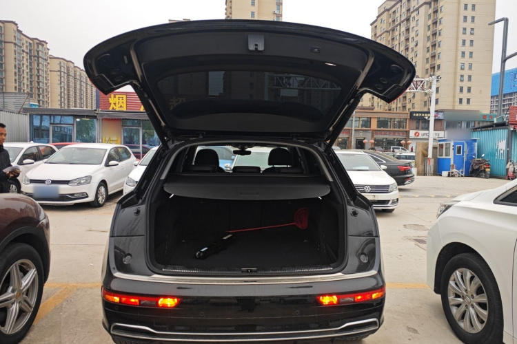 奥迪Q5L 2018款 40 TFSI 荣享时尚型 国V机舱底盘23