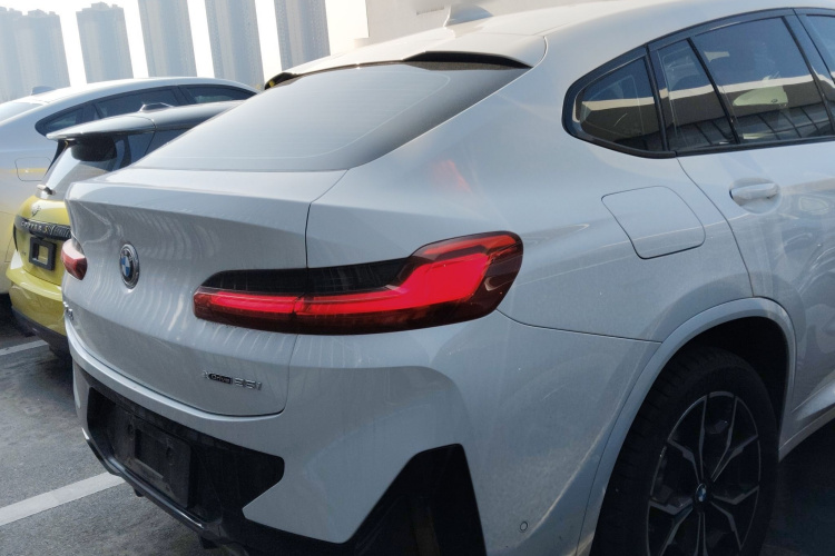 宝马X4 2022款 xDrive 25i M运动套装车身外观7