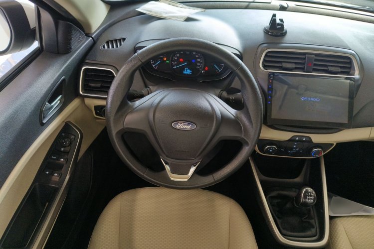 福特 福睿斯 2017款 改款 1.5L 手动舒适型中控内饰13
