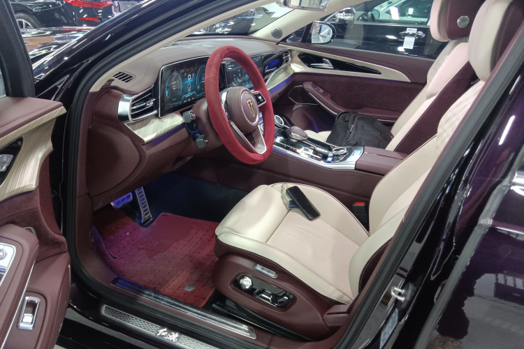 红旗H9 2020款 改款 2.0T 智联旗畅版中控内饰19