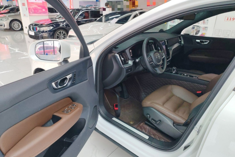 沃尔沃XC60 2025款 B5 四驱智逸豪华版中控内饰20