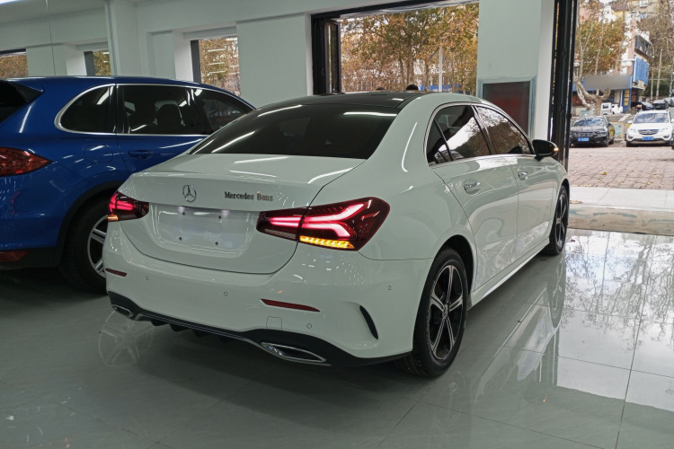 奔驰A级 2022款 A 200 L 运动轿车动感型车身外观7