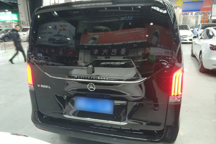 奔驰V级 2024款 V 300 L 长轴距尊贵版车身外观6