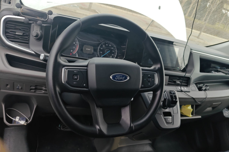 福特 全顺 2023款 2.0T汽油自动多功能商用车短轴低顶5/6座中控内饰13