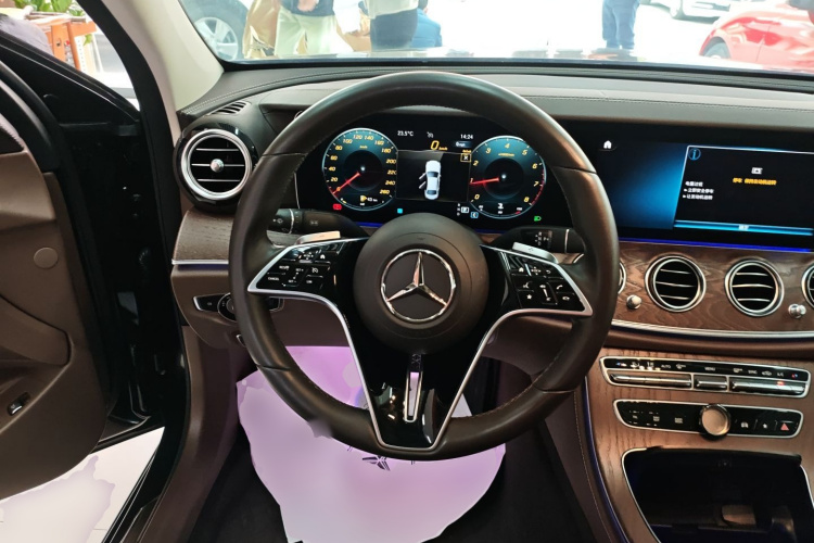 奔驰E级 2023款 E 300 L 豪华型中控内饰13