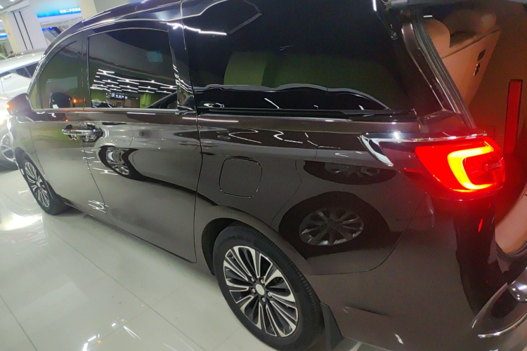 别克GL8 2021款 ES陆尊 653T 豪华型车身外观4