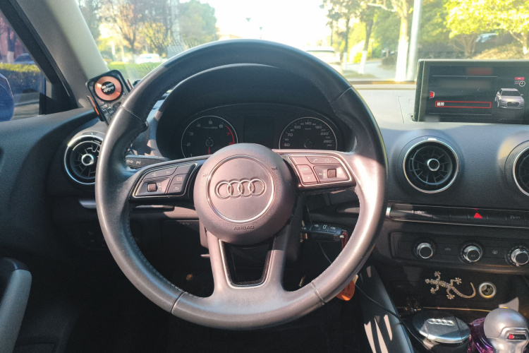 奥迪A3 2018款 30周年年型 Sportback 35 TFSI 进取型中控内饰13