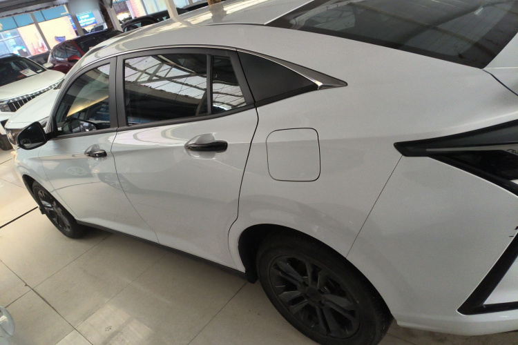 东风风神 奕炫 2024款 1.5L 自动劲速版车身外观4