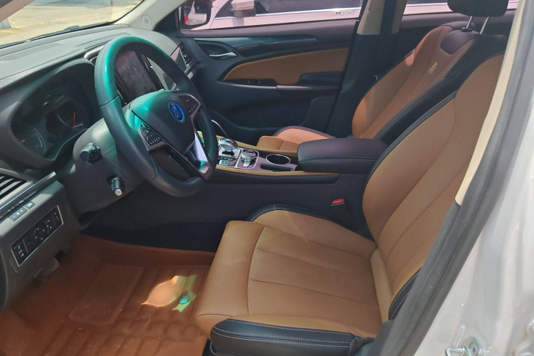 比亚迪 秦新能源 2017款 1.5T 尊贵型中控内饰7008