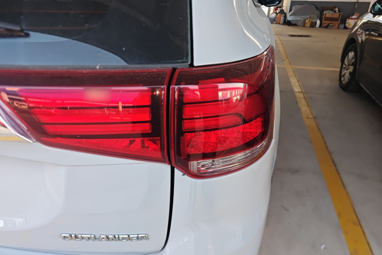 三菱 欧蓝德 2017款 2.0L 两驱荣耀版 5座车身外观6006