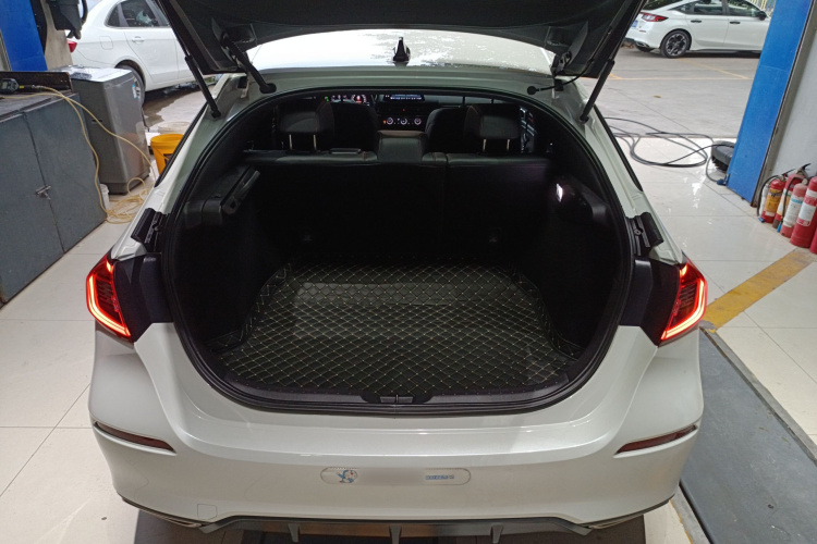 本田 思域 2023款 HATCHBACK 240TURBO 手动极劲版机舱底盘23
