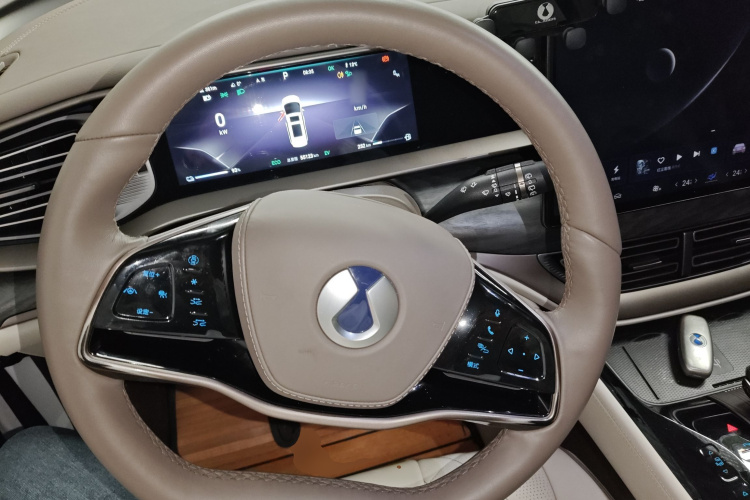 腾势D9 2022款 DM-i 1040 尊贵型中控内饰13