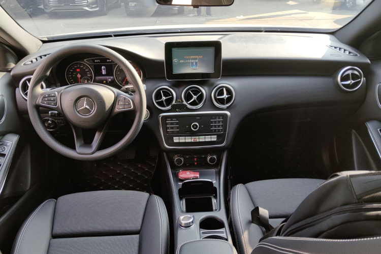 奔驰A级(进口) 2017款 A 180中控内饰7002