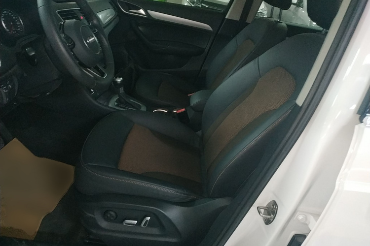 奥迪Q3 2018款 30周年年型 30 TFSI 时尚型中控内饰19