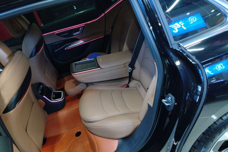 奔驰E级 2024款 改款 E 300 L 时尚运动型中控内饰21