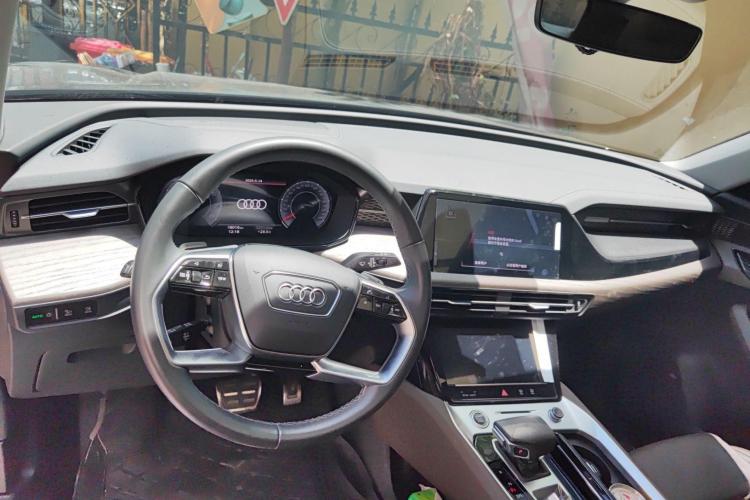奥迪Q6 2024款 45 TFSI quattro 齐云型 羽林套装 7座中控内饰7003