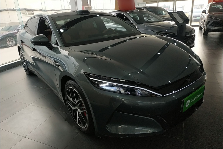 比亚迪 汉L 2025款 DM-p 四驱激光雷达旗舰型车身外观3