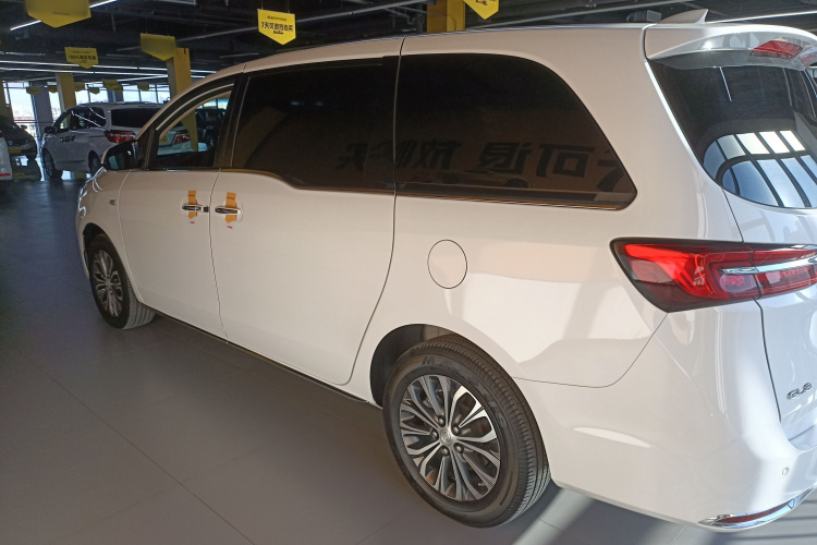 别克GL8 2023款 陆上公务舱 652T 豪华型车身外观4