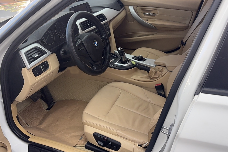 宝马3系 2013款 320i 时尚型局部细节19