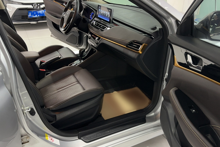 长安 逸动DT 2018款 1.6L 自动尊享型中控内饰7003