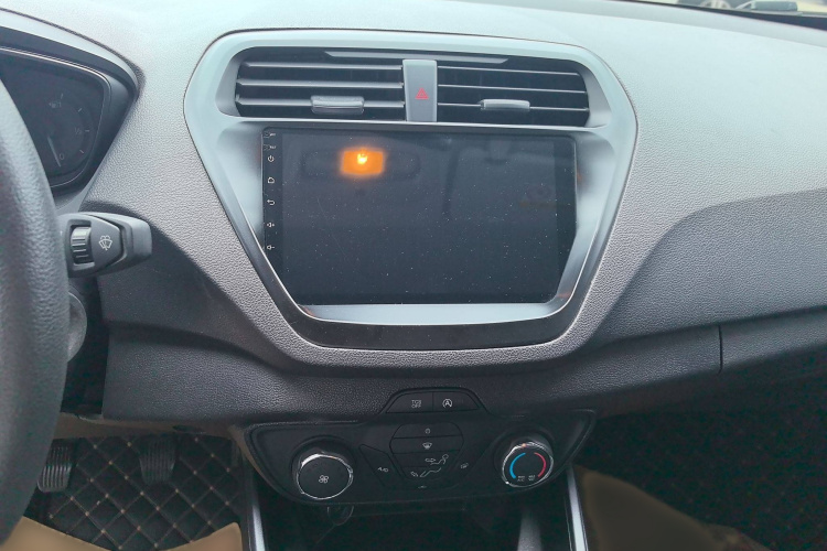 福特 福睿斯 2019款 改款 1.5L 手动质享型（胎压监测） 国VI中控内饰7004