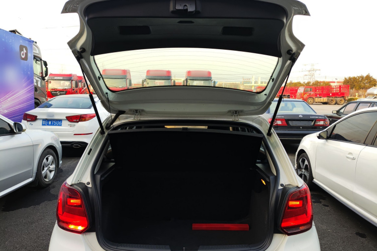 大众 Polo 2014款 1.4L 手动风尚版机舱底盘23