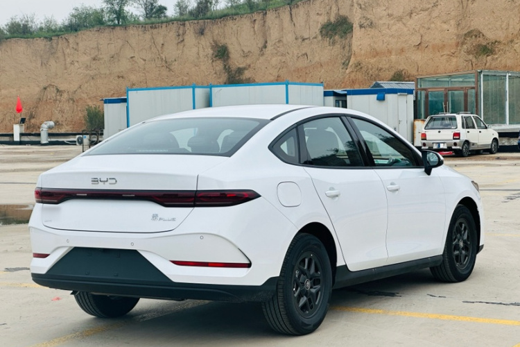 比亚迪 秦PLUS 2025款 DM-i 智驾版 55KM领先型车身外观6005