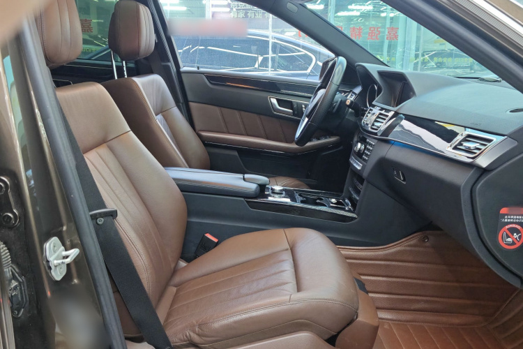 奔驰E级 2014款 改款 E 300 L 运动型中控内饰7009